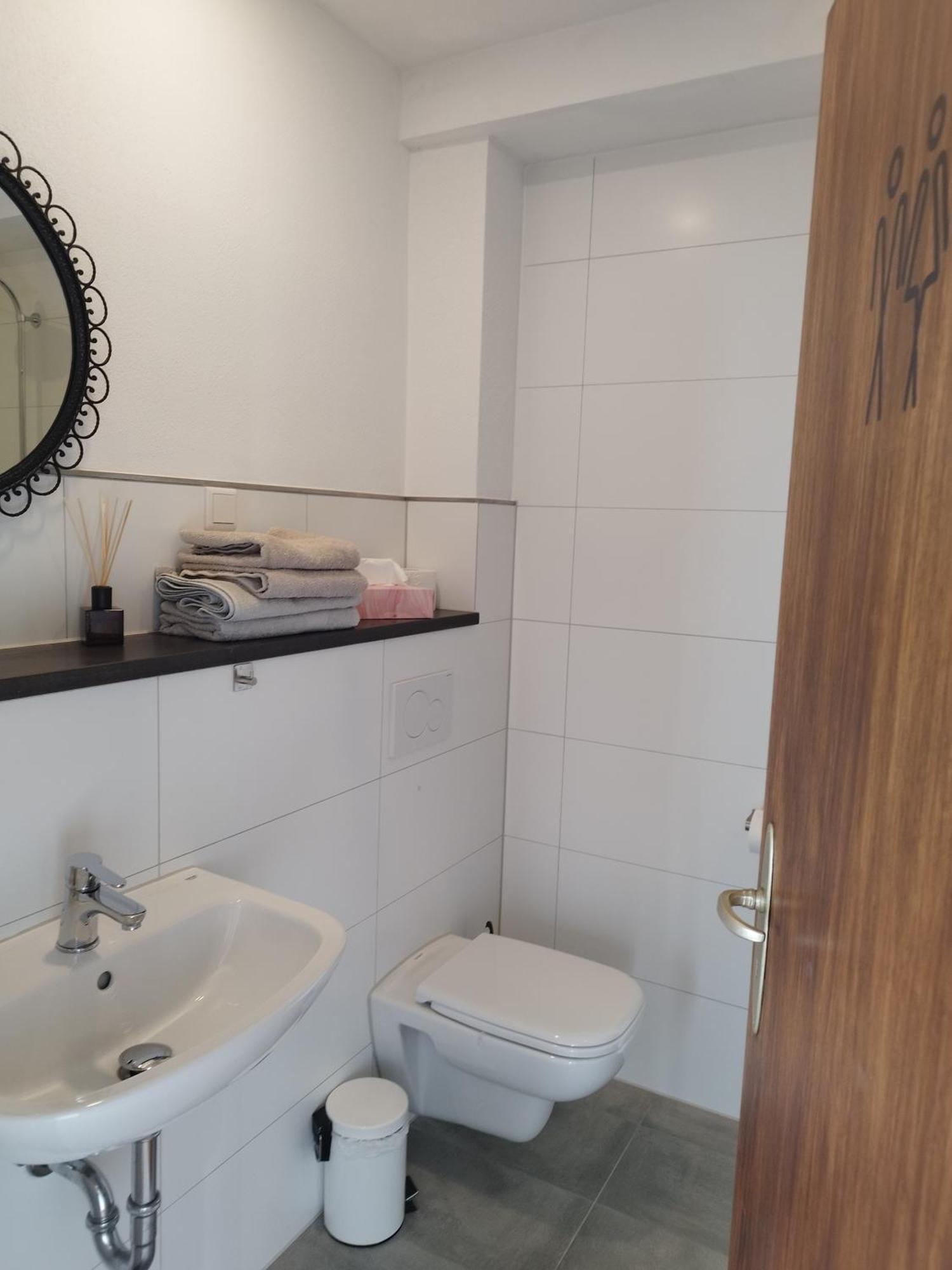 Moderne Ferienwohnung Mit Privatem Eingang - Rosa Kalletal エクステリア 写真
